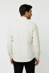 Camisa de viscosa color negro, de manga larga, con cuello camisero y cierre frontal de botones.