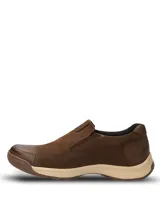Zapatos slip on Hush Puppies modelo Consin, color marrón, con aparado de cuero, suela de goma y diseño cómodo sin cordones.