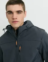 Campera softshell color verde militar, con capucha ajustable, cierre frontal completo y bolsillo vertical en el pecho con detalles en naranja.