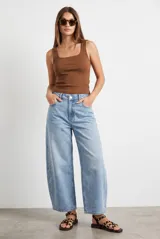 Jean de denim celeste de tiro alto, con diseño barrel y corte baggy de perneras amplias.
