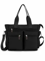 Bolso deportivo tipo shopper de color negro, con múltiples bolsillos externos con cierre, doble asa de mano y correa de hombro ajustable y desmontable.