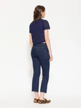 Jeans azul oscuro con corte cropped, tiro medio y pinzas diagonales en la parte delantera.