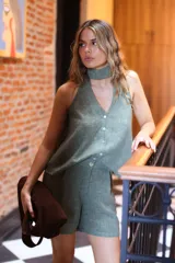 Bermuda de tusor verde con estampado abstracto, tiro alto, pinzas y bolsillos laterales.