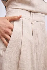 Short celeste de tiro alto con pinzas delanteras y bolsillos laterales.