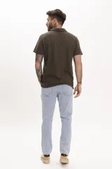 Remera tipo polo azul marino de manga corta con cuello clásico y cierre de dos botones. Presenta un pequeño bordado de un pájaro en el pecho.