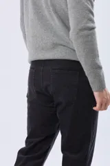 Pantalón de pana de corte recto y cinco bolsillos, con cierre de botón y cremallera, y detalles metálicos personalizados.