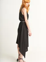 Vestido negro con escote en V y corte irregular con picos en los costados. Incluye lazo de algodón a tono para ajustar en la cintura.