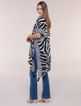 Kimono Do Everything In Love de gasa con estampado animal print en blanco y negro, manga amplia japonesa y terminación de ruedo con borlas.