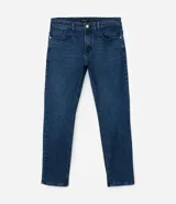 Pantalón de jean corte slim color azul oscuro, con cierre tradicional, bolsillos laterales y traseros, y cintura con pasantes para cinturón. Confeccionado con tecnología Tech Denim que ofrece mayor elasticidad, confort térmico y secado rápido.