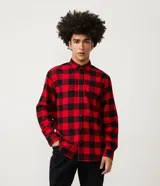 Camisa de franela a cuadros rojos y negros, de corte regular, manga larga y cuello inglés.