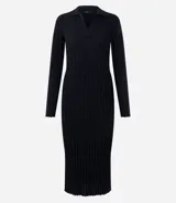 Vestido midi de punto acanalado color negro, con cuello polo y mangas largas. Presenta un diseño ajustado al cuerpo con textura vertical.
