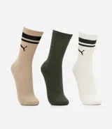 Kit de tres pares de medias deportivas Puma de caña larga. Un par es beige con dos rayas marrones y logo de Puma. Otro par es blanco liso. El tercer par es marrón oscuro con dos rayas blancas y logo de Puma. Todas están confeccionadas en algodón.
