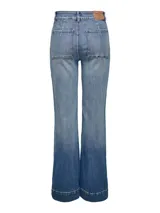 Pantalón de jean estilo flare y tiro alto, en tono azul claro con efecto lavado. Presenta bolsillos frontales tipo ribete y botamanga ancha.