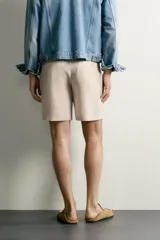 Bermuda regular fit azul marino confeccionada en lino, con bolsillos frontales, bolsillos traseros de doble vivo con botón y cierre frontal con cremallera y botón.