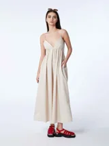 Vestido largo color beige, con breteles finos regulables, escote en V, espalda baja fruncida y lazo para atar.