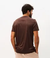 Remera deportiva de manga corta y cuello redondo, color celeste, con tecnología dry y detalles reflectantes en los hombros.
