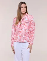 Camperita de lino liviana, marca Dash, con estampado botánico de hojas en tonos azules, verdes y tostados sobre base blanca. Presenta cierre frontal con botones, cuello clásico y bolsillos aplicados en el pecho.