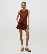 Short femenino de corte evasé confeccionado en gamuza sintética, con cintura fija, pliegues delanteros y bolsillos laterales tipo cuchillo.