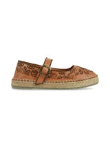 Ballerina tipo alpargata de cuero napa color tostado, con base de yute trenzado y suela levemente elevada. Presenta bordados marrones con motivos florales y espirales, tira de ajuste en el empeine con hebilla metálica y ribete oscuro.
