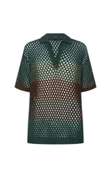 Camisa de punto calado con rayas horizontales en verde oscuro y marrón, cuello polo en V, mangas cortas holgadas y ribetes acanalados en los puños y el bajo.
