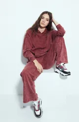 Pantalón de jogging verde con efecto lavado, corte recto y cintura elástica.