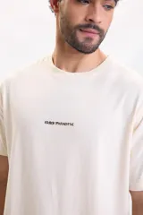 Remera de manga corta color beige, con cuello redondo y gran estampado en la espalda de estilo lineal que incluye palmeras, sol, olas y la leyenda 'Beach Paradise'.