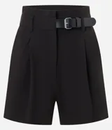 Short de sastrería negro, corte recto, con cintura alta, trabillas, pliegues frontales y detalle de medio cinturón con hebilla lateral.