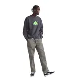 Buzo de cuello redondo color negro con estampado de estrella y damero en el pecho.