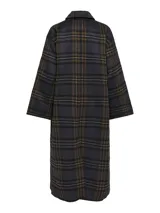 Abrigo largo de corte recto con estampado de cuadros en tonos oscuros, cuello camisero y cierre frontal con botones. Presenta un diseño estructurado con bolsillos laterales y forro interior acolchado.