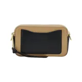 Cartera bandolera Marc Jacobs modelo The Snapshot, color tostado con herrajes dorados y logo frontal metálico. Incluye correa ajustable con diseño de cinta tejida y cierre superior.