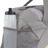 Bolso deportivo Puma modelo Fundamentals, color gris con detalles en verde lima. Cuenta con compartimento principal con cierre, bolsillo frontal con cierre, correas de mano con agarre acolchado y bolsillo lateral de malla.