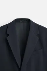 Blazer slim fit confeccionada en tejido con viscosa, con cuello de solapas de muesca, manga larga con botones en puños, bolsillos de vivo en pecho y de solapa en cadera, bolsillo interior y aberturas en la espalda.