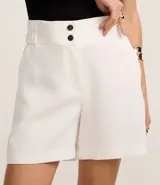 Bermuda roja de poliéster con cintura elástica, bolsillos laterales y cierre con cremallera y botones.