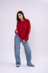 Sweater de punto en color rojo, con cuello redondo, mangas largas y calce relajado.