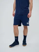 Bermuda deportiva Umbro de color azul marino, con inserciones laterales en color blanco y el logo de la marca estampado en la pierna izquierda.