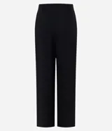 Pantalón de sastrería marca Cortelle, de corte recto y calce alineado al cuerpo. Presenta un diseño con cierre tipo cartera y superposición frontal que genera un efecto asimétrico, con cintura estructurada y botón lateral.