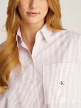 Camisa holgada de popelín de algodón a rayas verticales blancas y rosadas, con bolsillo de parche en el pecho con logo bordado de Calvin Klein.