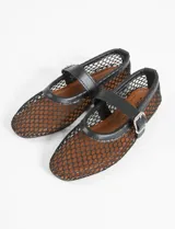 Balerina negra con capellada calada de red, forro color piel y tira con hebilla sobre el empeine.