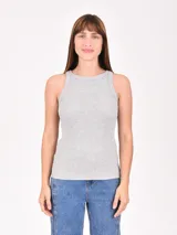 Musculosa de tejido acanalado en color gris melange, con cuello redondo alto y diseño sin mangas.
