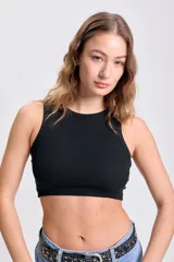 Musculosa crop de rib color negro, con cuello redondo y diseño ajustado.