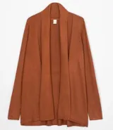 Cardigan largo de tejido de punto, color terracota, con mangas largas y diseño abierto sin cuello ni cierres.
