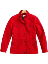 Campera impermeable roja con cuello alto, cierre frontal con botones a presión, cuatro bolsillos frontales con solapa y puños con botón.