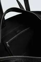 Bolso shopper de piel con acabado abatanado, compartimento principal con cierre de cremallera, bolsillo interior con cierre, doble asa de mano y doble asa de hombro, incluye detalle de llavero.