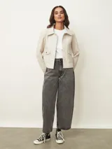 Chaqueta corta de paño color azul oscuro, con cuello camisero, cierre frontal con botones metálicos dorados y bolsillos frontales con solapa.