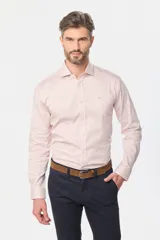 Camisa de vestir blanca de corte clásico, con mangas largas, cuello camisero y cierre frontal de botones.