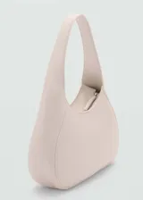 Bolso de hombro tipo hobo en color beige, con diseño minimalista, asa corta integrada y cierre de cremallera.
