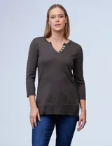 Buzo tejido de hilado fino color fucsia, marca Cable & Gauge. Cuello con solapa, escote en V con aplique de botones metálicos. Manga larga amplia con puño elastizado y laterales con tajo.