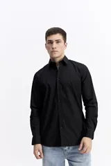 Camisa clásica lisa de manga larga color negro, con cartera abotonada, logo bordado en el pecho y fit slim.