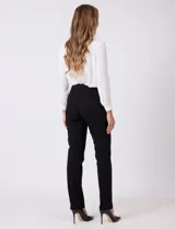 Pantalón de corte slim y tiro medio, confeccionado en gabardina. Presenta cintura estructurada con pasadores para cinturón, cierre frontal con botón metálico, bolsillos laterales curvos y bolsillo relojero. En la parte posterior cuenta con bolsillos ojal simulados.