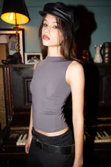 Musculosa gris de lycra, corte crop top y cuello alto.